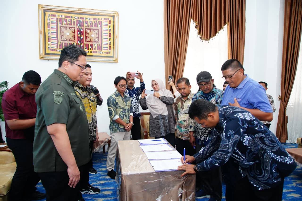 Wabup Ahmad Fadli saksikan penandatanganan naskah bantuan dari Kemenaker RI.